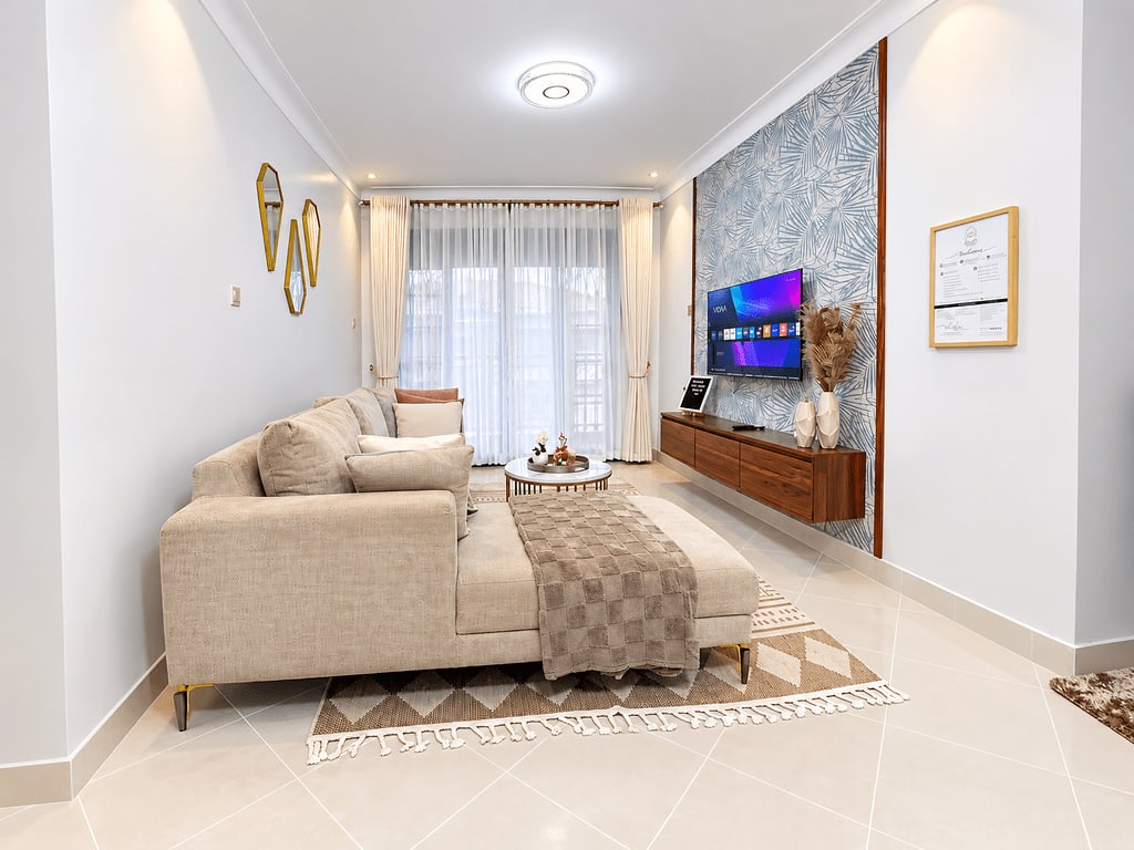 Selah Lodges living room